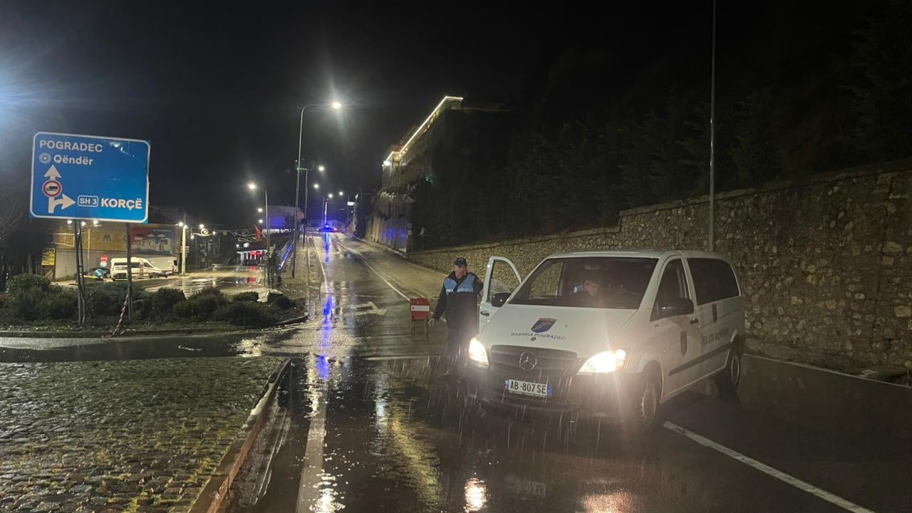 rreziku nga renia e gureve bllokohet segmenti hyres i unazes se pogradecit kur vjen nga qafe thana 6927904400e11