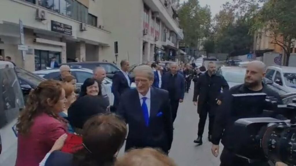 rrofsh sa malet berisha paraqitet ne spak jashte prokurorise se posacme e presin disa simpatizante 690878e951203