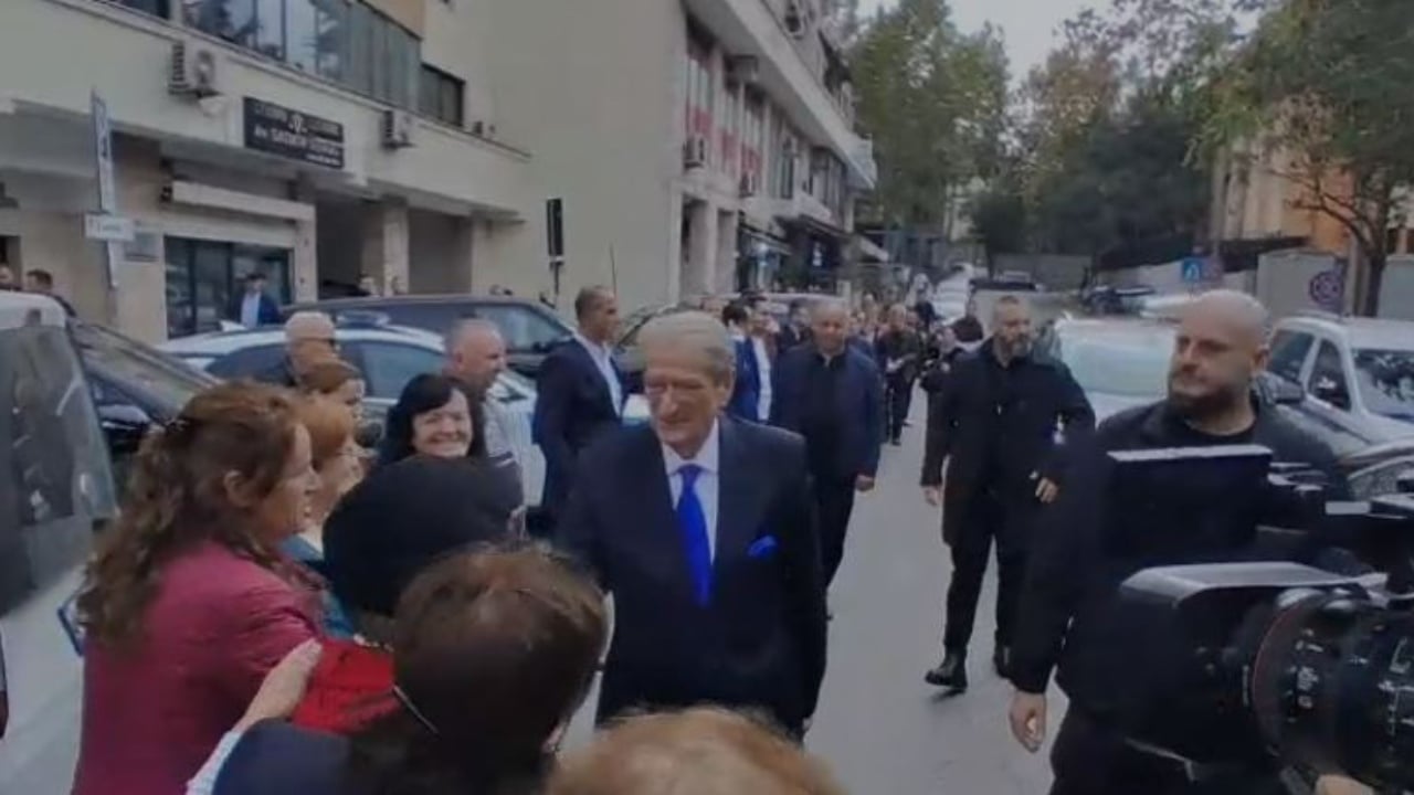 rrofsh sa malet berisha paraqitet ne spak jashte prokurorise se posacme e presin disa simpatizante 690878e951203