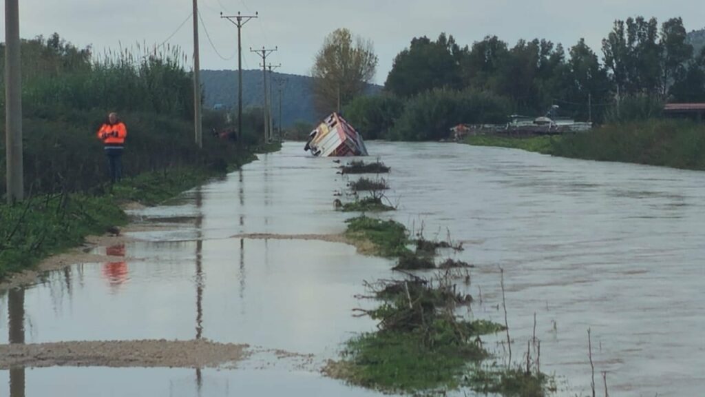 rruge te bllokuara dhe argjinatura e care ne cuke te sarandes mjeti zjarrfikes nen uje 692033e504fec