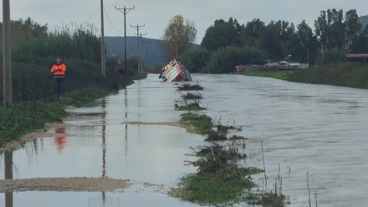 rruge te bllokuara dhe argjinatura e care ne cuke te sarandes mjeti zjarrfikes nen uje 692033e504fec