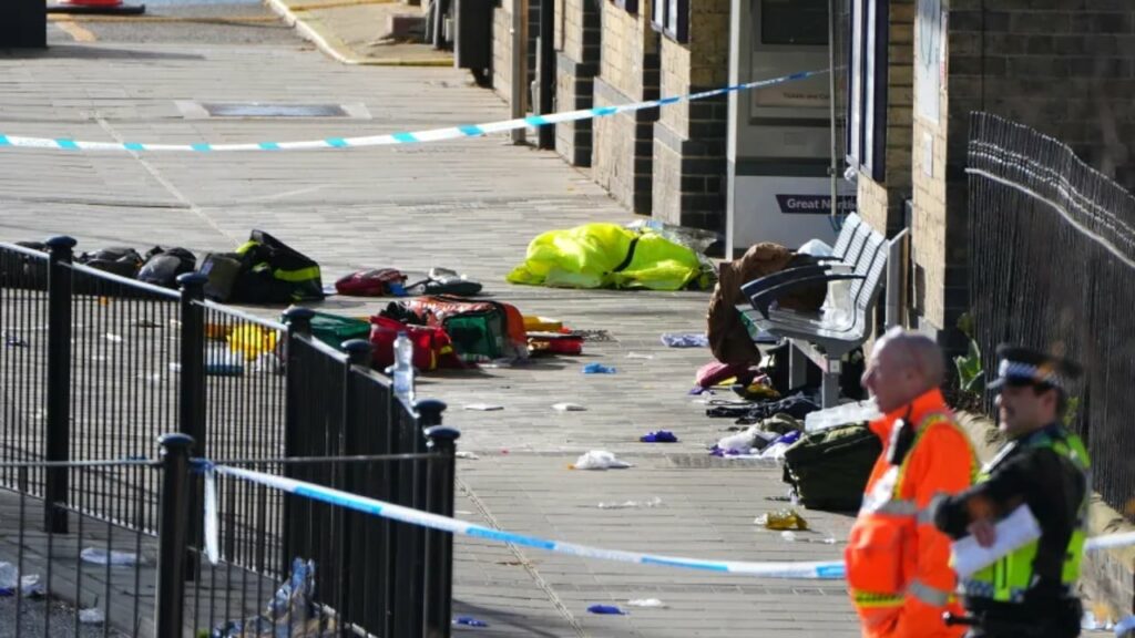 Sediljet e mbuluara me gjak dhe njerëz duke bërtitur/ 11 të plagosur nga sulmi me thikë në një tren në Britani, reagojnë kryeministri Starmer dhe Mbreti Charles III 3 sediljet e mbuluara me gjak dhe njerez duke bertitur 11 te plagosur nga sulmi me thike ne nje tren ne britani reagojne kryeministri starmer dhe mbreti charles iii 6907d26bbc5b2