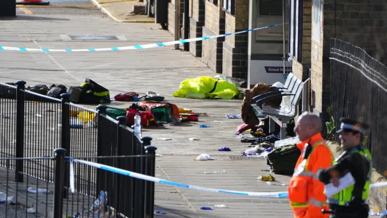 Sediljet e mbuluara me gjak dhe njerëz duke bërtitur/ 11 të plagosur nga sulmi me thikë në një tren në Britani, reagojnë kryeministri Starmer dhe Mbreti Charles III 1 sediljet e mbuluara me gjak dhe njerez duke bertitur 11 te plagosur nga sulmi me thike ne nje tren ne britani reagojne kryeministri starmer dhe mbreti charles iii 6907d26bbc5b2