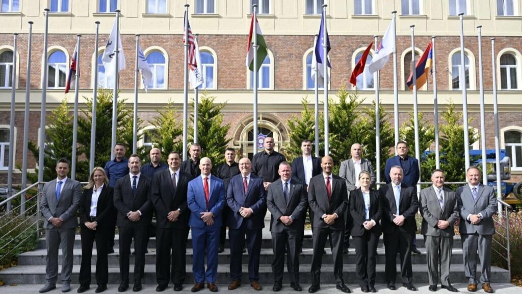 shba ndihmon ne mbrojtjen e atyre qe na ndihmojne te luftojme krimin e organizuar sherbimi sekret amerikan trajnon gardistet shqiptare qe mbrojne zyrtaret e spak 692498e549004