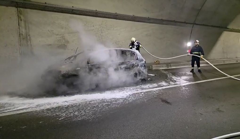 shkrumbohet nga flaket volkswagen brenda ne tunelin e skerfices 690be0c522af7