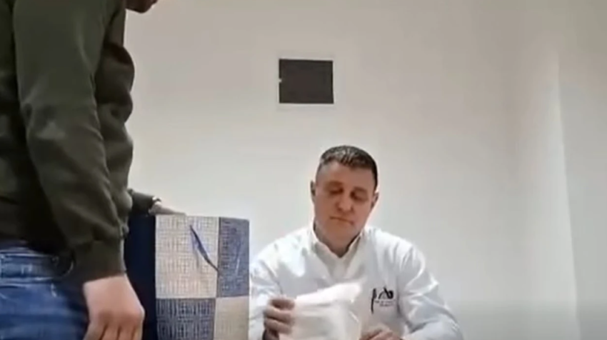 skandal ne republiken serbe deputeti i partise se dodikut shfaqet me qese droge ne duar 691dc993b85f8