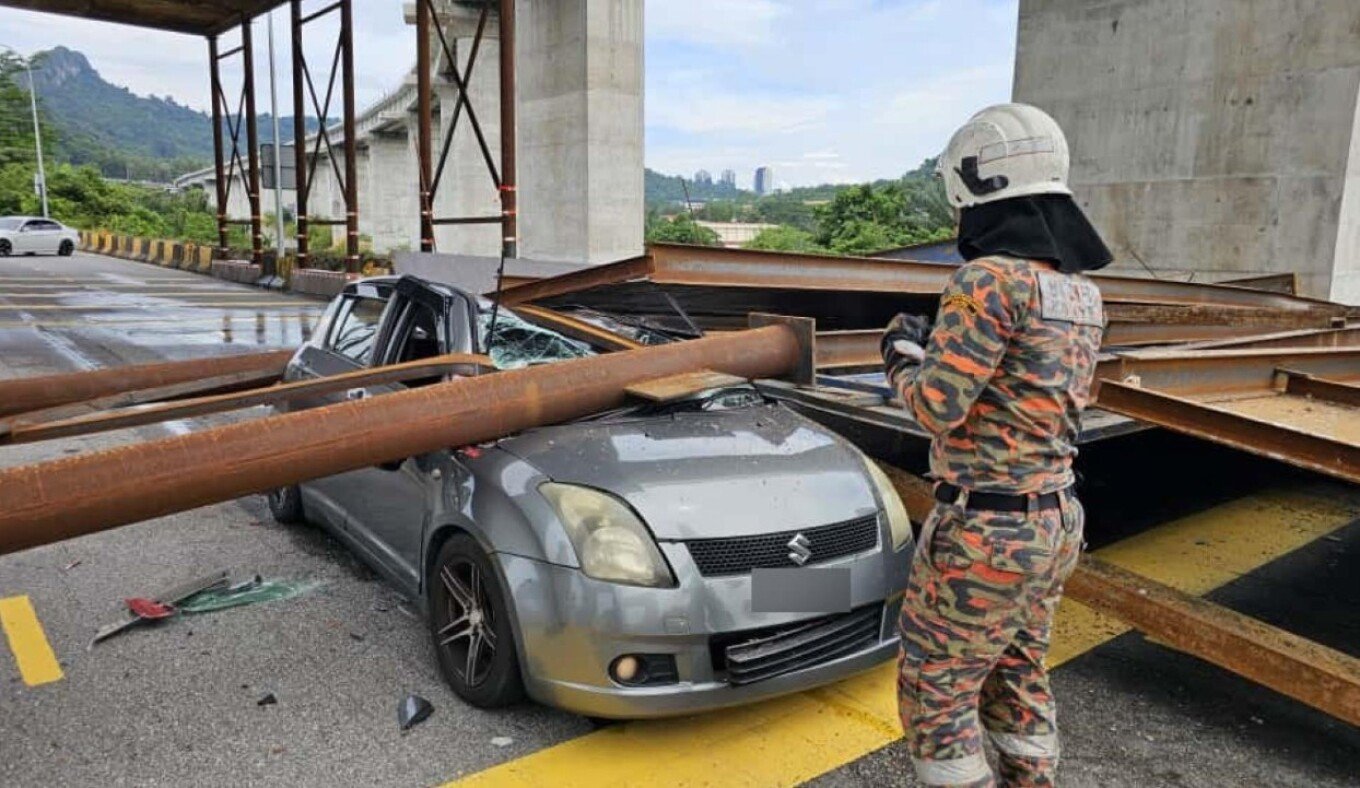 Skela gjigante shembet mbi një automjet në lëvizje që kalonte në një autostradë në Malajzi, shihni videon që u bë virale 1 skela gjigante shembet mbi nje automjet ne levizje qe kalonte ne nje autostrade ne malajzi shihni videon qe u be virale 691f8d4653957