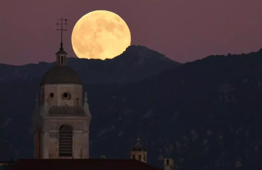 Superhëna dhuron spektakël, fotot më të bukura të shkrepura nëpër botë 1 superhena dhuron spektakel fotot me te bukura te shkrepura neper bote 690be2e57424d