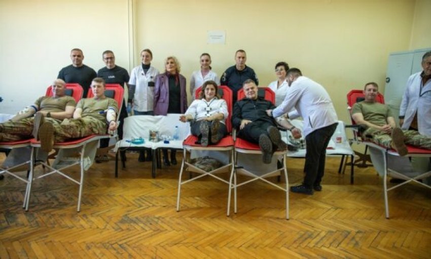 ushtaret e kforit dhe policia e kosoves dhurojne gjak nisma synon te mbeshtese institucionet shendetesore 6926eed66f14b