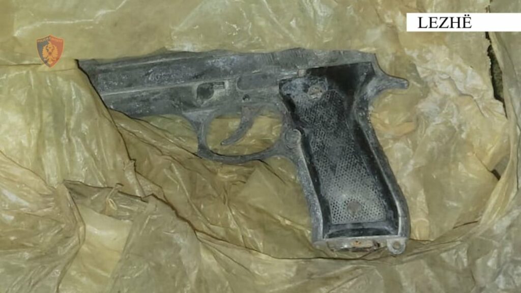 Ushtronte dhunë ndaj bashkëshortes dhe mbante në banesë një pistoletë, vihet në pranga 49-vjeçari në Lezhë 3 ushtronte dhune ndaj bashkeshortes dhe mbante ne banese nje pistolete vihet ne pranga 49 vjecari ne lezhe 69148ea460969