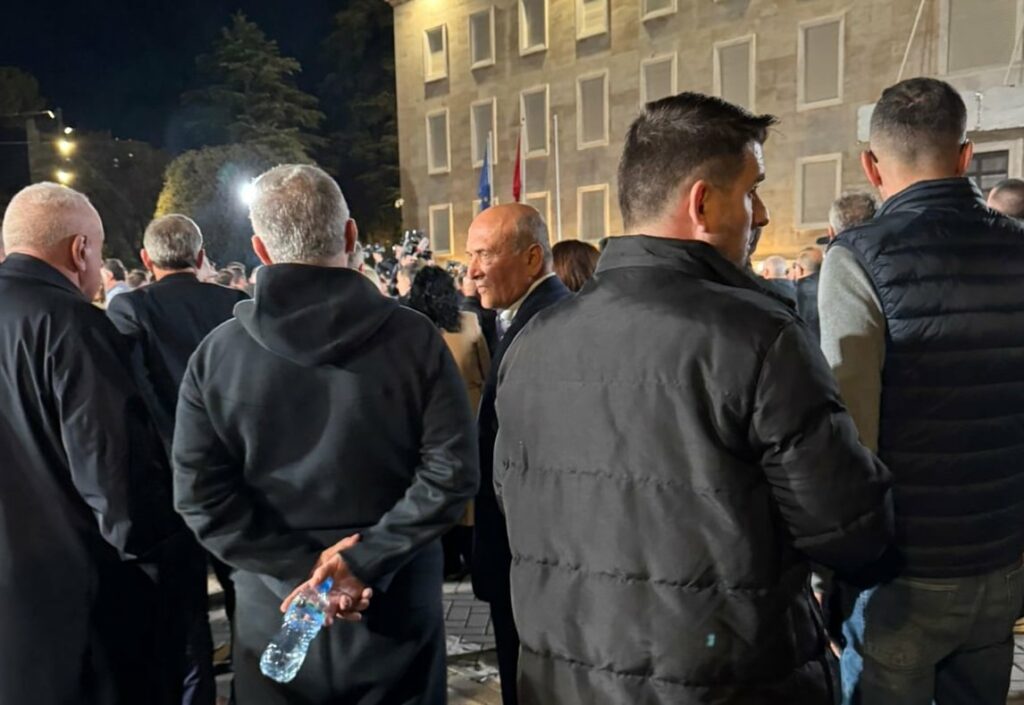 video foto cfare nuk u pa ne protesten e pd nga rebeli leskaj me veshje sportive te kercimtari qe vodhi vemendjen 691bb2c48bce5