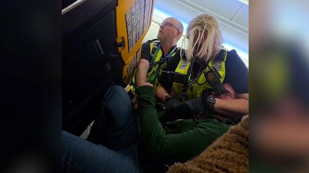 video kaos ne nje fluturim nga ukraina ne angli pasagjeri i dehur refuzon te rrije ne vendin e tij gjate uljes se avionit sulmon edhe punonjesit e sigurise 691636a9b3258