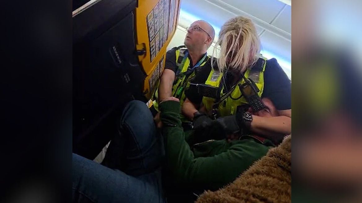 VIDEO/ Kaos në një fluturim nga Ukraina në Angli, pasagjeri i dehur refuzon të rrijë në vendin e tij gjatë uljes së avionit, sulmon edhe punonjësit e sigurisë 1 video kaos ne nje fluturim nga ukraina ne angli pasagjeri i dehur refuzon te rrije ne vendin e tij gjate uljes se avionit sulmon edhe punonjesit e sigurise 691636a9b3258