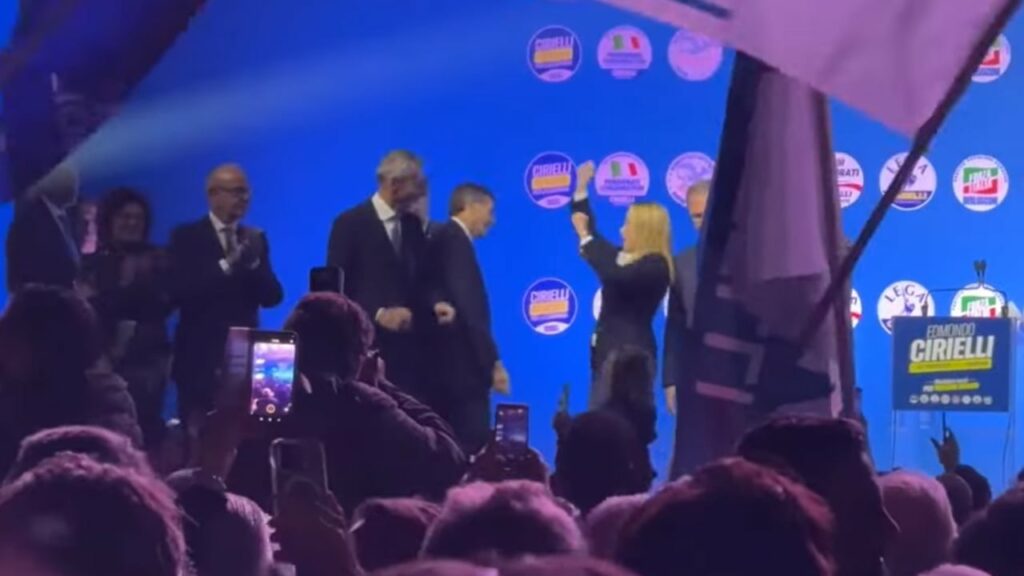 video kush skercen eshte komunist fushata e melonit si nje ndeshje futbolli kryeministrja italiane bashkohet me korin e qytetareve 6918854569abe