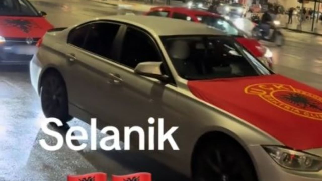 video shqiptaret pushtojne selanikun me flamuj kuqezi dhe te uck mediat greke parkuan makinat dhe kercenin 692b1443dff11