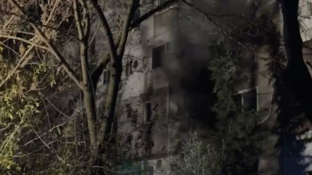 video zjarr ne nje apartament ne shkoder panik tek banoret e zones mberrin ne vendngjarje zjarrfikesja 692a3343c5c00