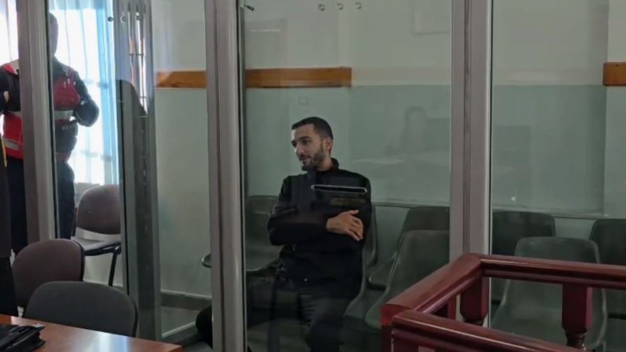 vrau babane me thike mbahet sot seanca ndaj autorit ja kush eshte 25 vjecari shfaqet duke qeshur ne sallen e gjyqit 6905d5e4e2a50