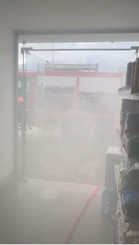 zjarr ne nje magazine ne liqenin e viroit shkaktohen deme materiale 691c92b4999b9