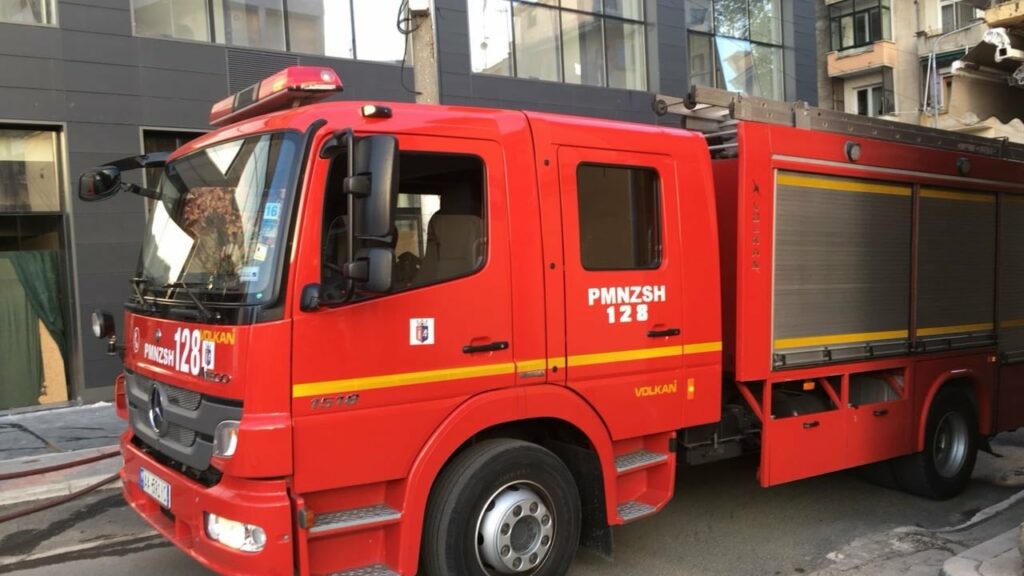 zjarr ne oret e para te mengjesit ne sarande shkrumbohet lokali i drurit 692adc03c5e5f