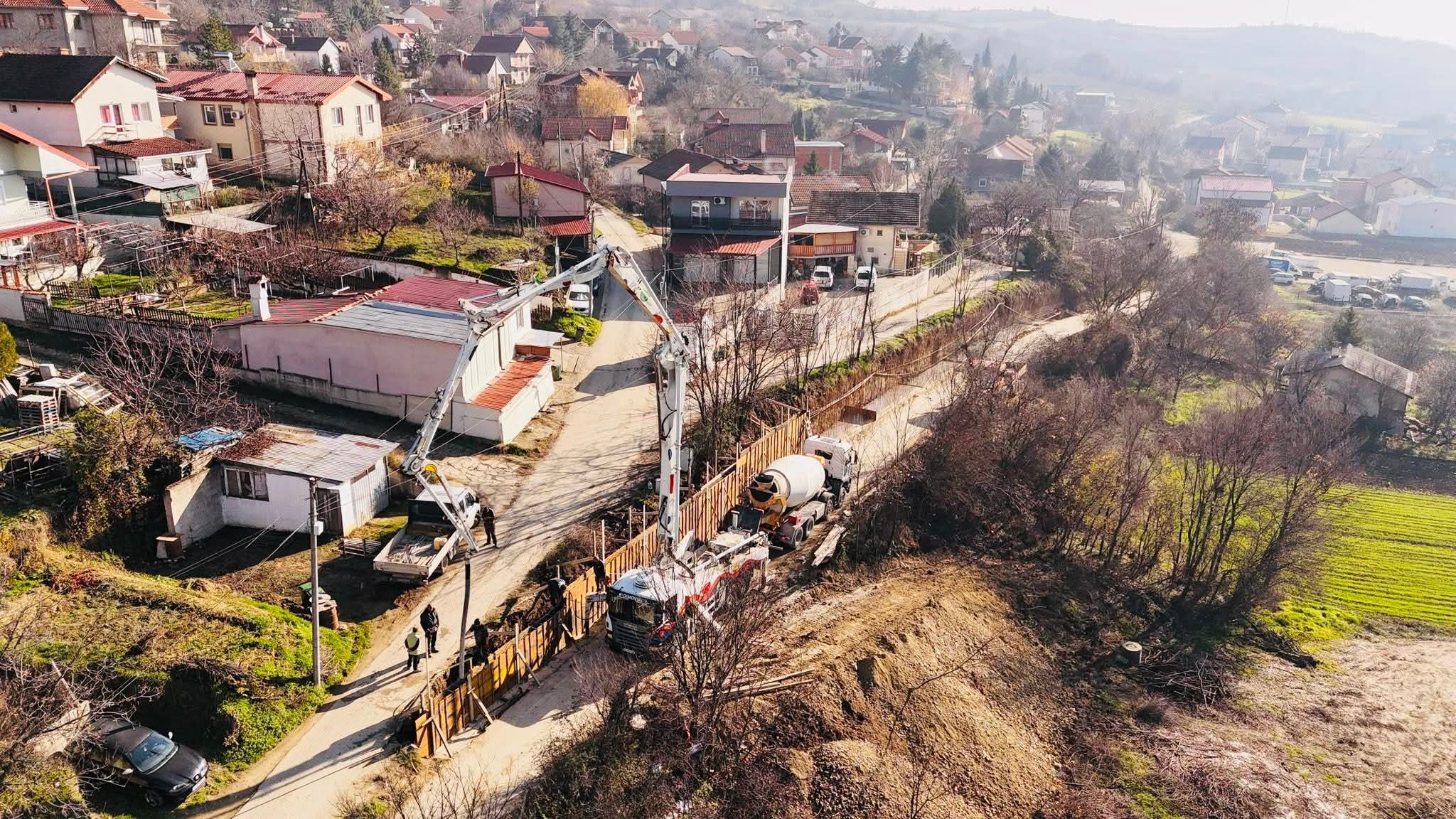 Kostovski: Vazhdon realizimi i projekteve infrastrukturore, po ndërtohet muri mbajtës në rrugën 50 1 FB IMG 1765540232841