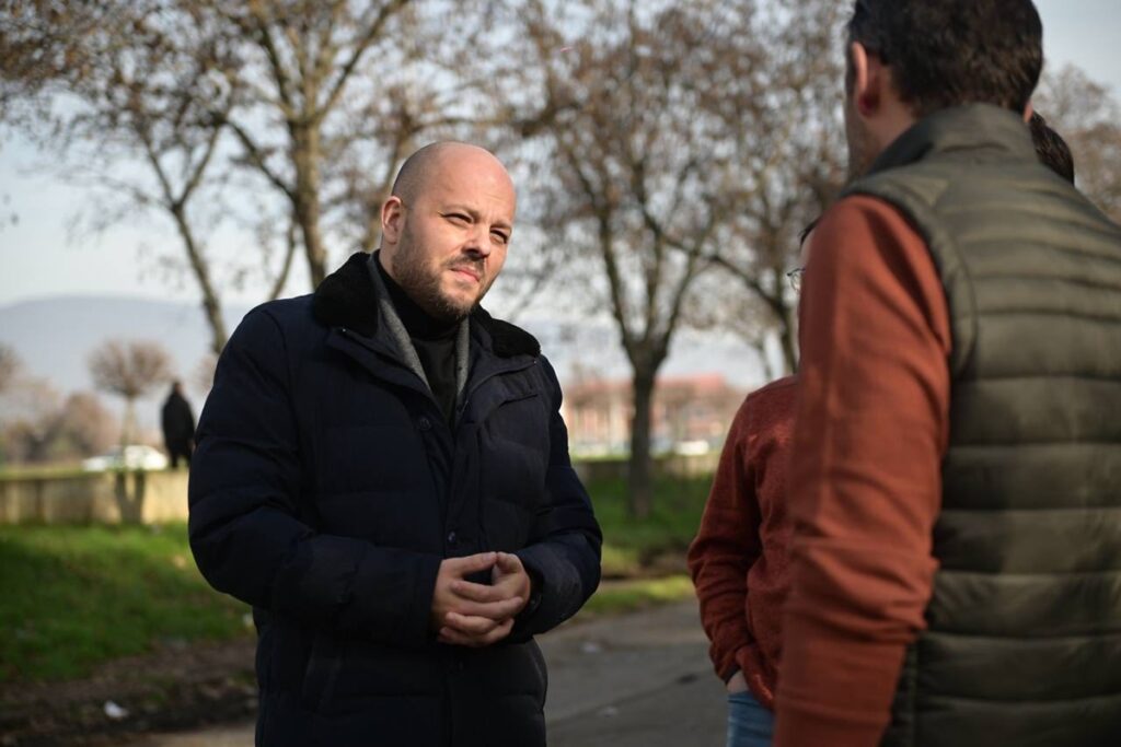 Kostovski mban premtimin: 1 milion euro investim për rrugët dhe parkingjet në lagjen Shkup Veri 2 KOSTOVSKI