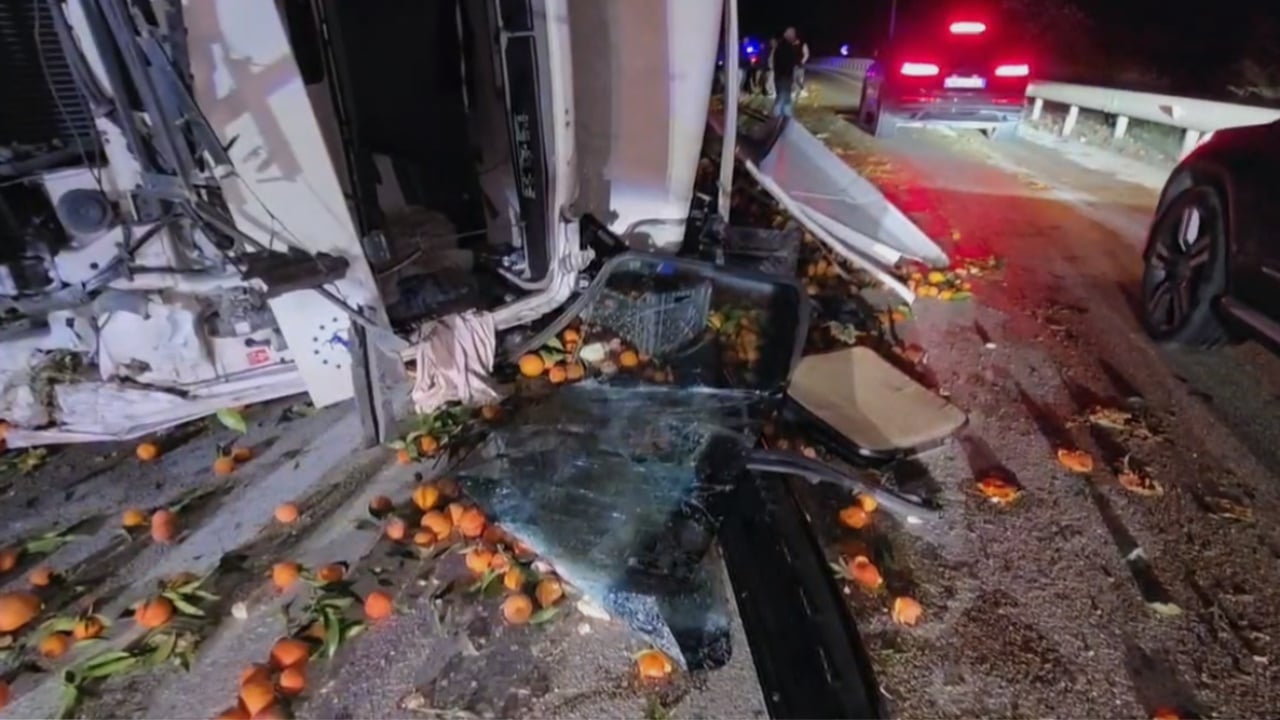 aksident ne aksin levan tepelene kamioni i ngarkuar me agrume del nga rruga lendohet shoferi 694869a34090f