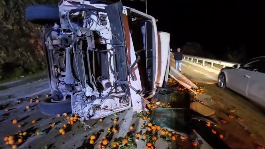 aksident ne aksin levan tepelene kamioni me mandarina del nga rruga 69486895b961a