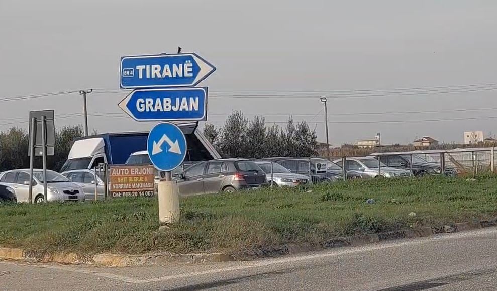 Aksident në aksin Lushnje -Rrogozhinë, kamioni përplas makinën 2 aksident ne aksin lushnje rrogozhine kamioni perplas makinen 694404a3aea8c