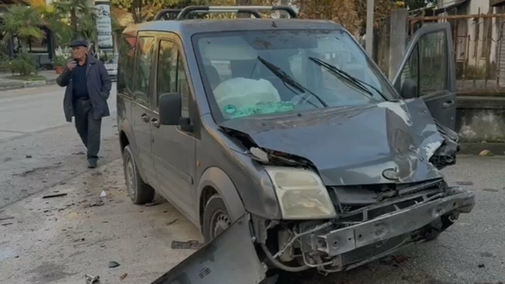 aksident ne fier humb kontrollin mbi mjetin dhe perplaset me nje makine te parkuar lendohet shoferi 692f08c873df3