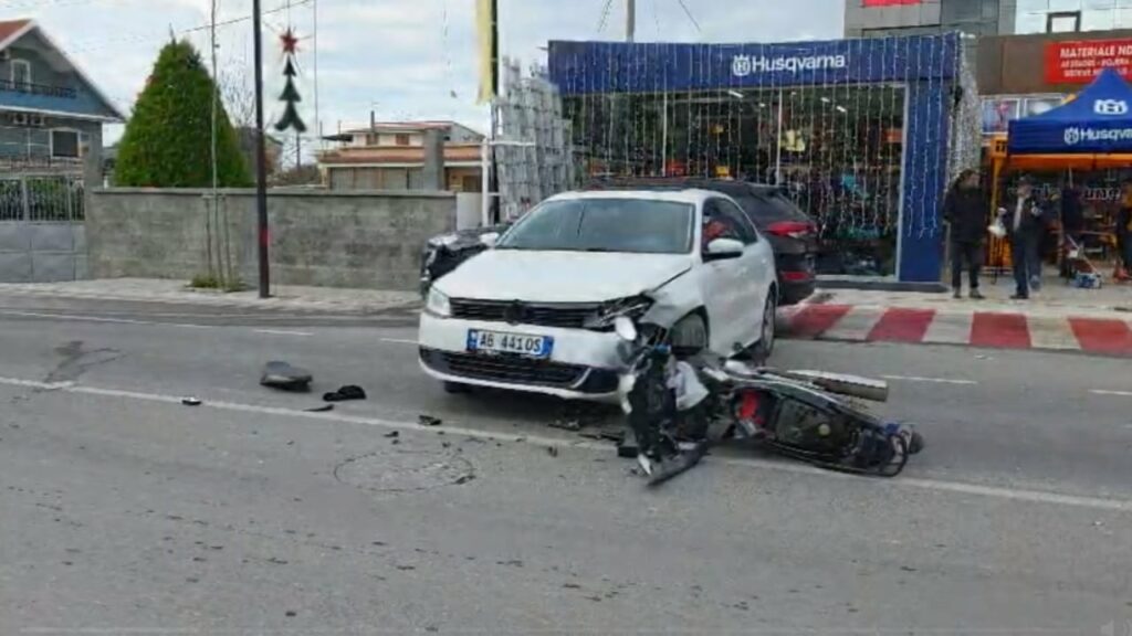 Aksident në Fier/ Motori përplaset me makinën, lëndohet një person 2 aksident ne fier motori perplaset me makinen lendohet nje person 6943cc8faff68