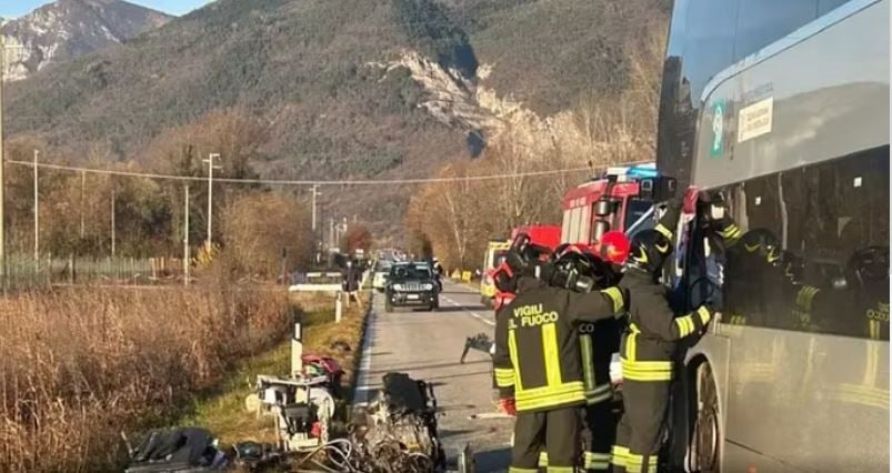 Aksident në Itali/ Makina përplaset me autobusin, vdes shoferi, plagosen disa studentë 2 aksident ne itali makina perplaset me autobusin vdes shoferi plagosen disa studente 6937f108178b6