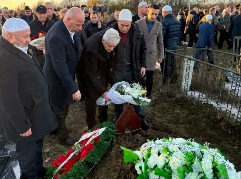 ali ahmeti ne varrimin e nenes se hysni gucatit 692dd0513e3d2