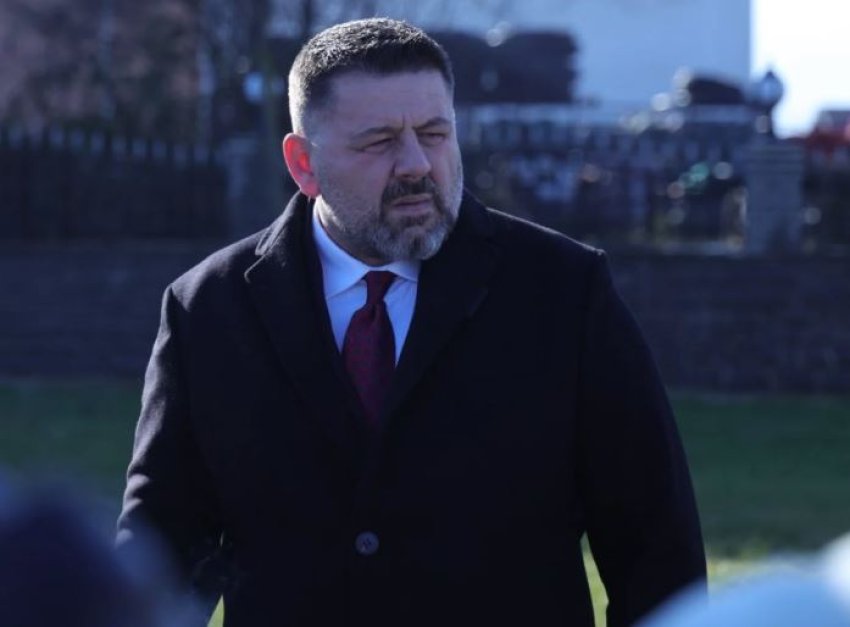 Bekë Berisha nderon dëshmorët në Malishevë dhe viziton Kullën e UÇK-së 1 beke berisha nderon deshmoret ne malisheve dhe viziton kullen e uck se 693d90919639c