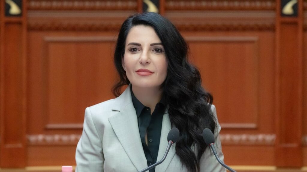 Belinda Balluku rikthehet në detyrë si zv.kryeministre dhe ministre e Energjisë dhe Infrastrukturës, Kushtetuesja legjitimon kërkesën e Ramës 3 belinda balluku rikthehet ne detyre si zv kryeministre dhe ministre e energjise dhe infrastruktures kushtetuesja legjitimon kerkesen e rames 693c53eae0649