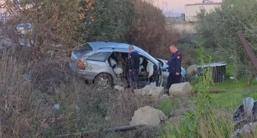 Benz-i përplaset me Fiat-in dhe përfundon në kanal, lëndohet pasagjerja 6 benz i perplaset me fiat in dhe perfundon ne kanal lendohet pasagjerja 694965b59228b