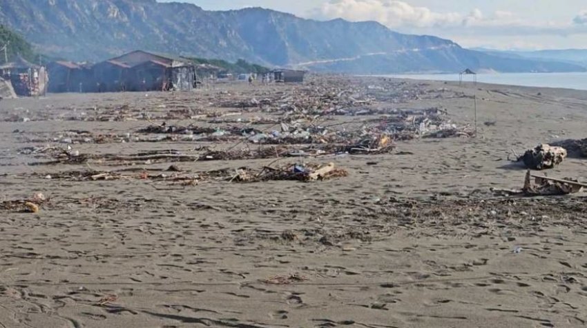 Bregdeti i Velipojës mbushet me mbetje plastike, alarm mjedisor në Shkodër 2 bregdeti i velipojes mbushet me mbetje plastike alarm mjedisor ne shkoder 692dee751a6df