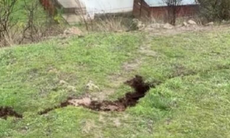 carje e thelle e tokes ne likove rrezikohen shtepite dhe rruga rajonale 69330f3896845