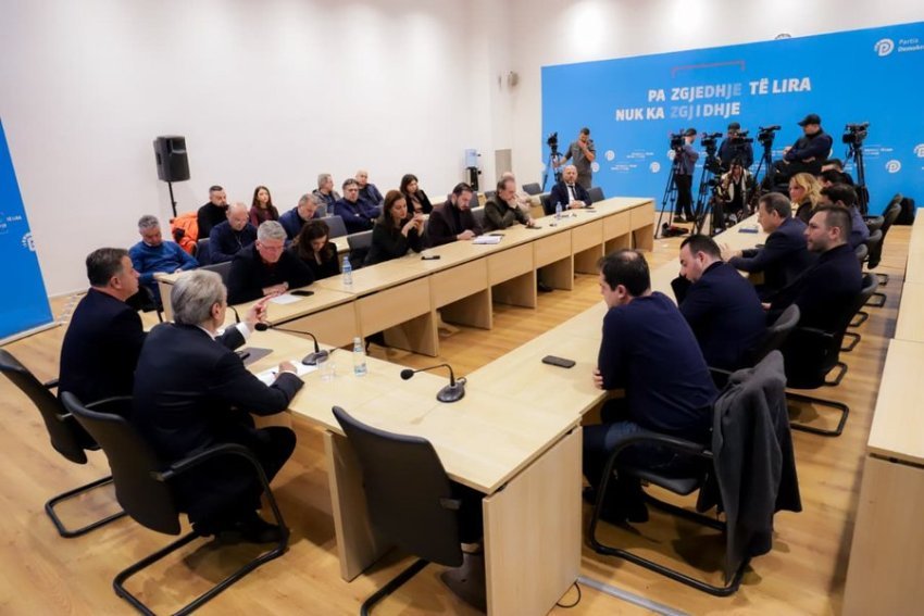 Debate të forta në Kryesinë e PD, Salianji përplaset me Nokën: Ke shkatërruar partinë! Jep dorëheqjen, Flamur! 3 debate te forta ne kryesine e pd salianji perplaset me noken ke shkaterruar partine jep doreheqjen flamur 693d883adb707