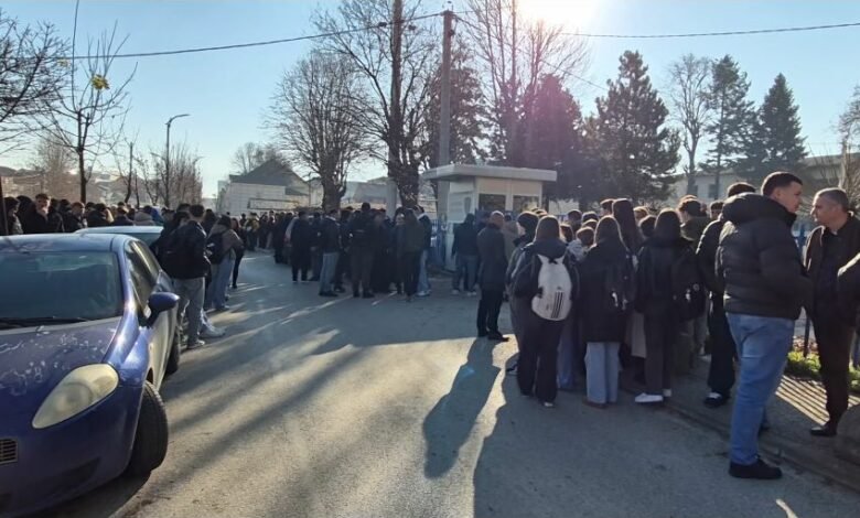 Denoncimet e rrejshme për bomba, protestojnë nxënësit e gjimnazit të Tetovës 3 denoncimet e rrejshme per bomba protestojne nxenesit e gjimnazit te tetoves 694005f5b3c54