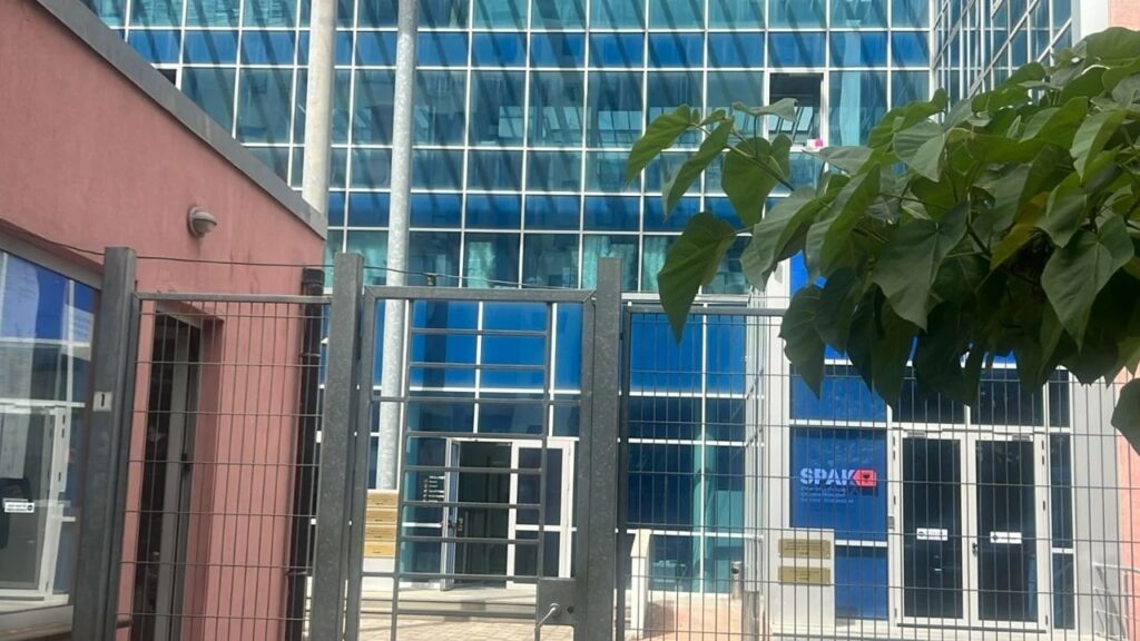 detajet e reja ne top story gazetari jane mbi 130 video qe spak po i sheh pajisja pergjuese 6949d74348aed