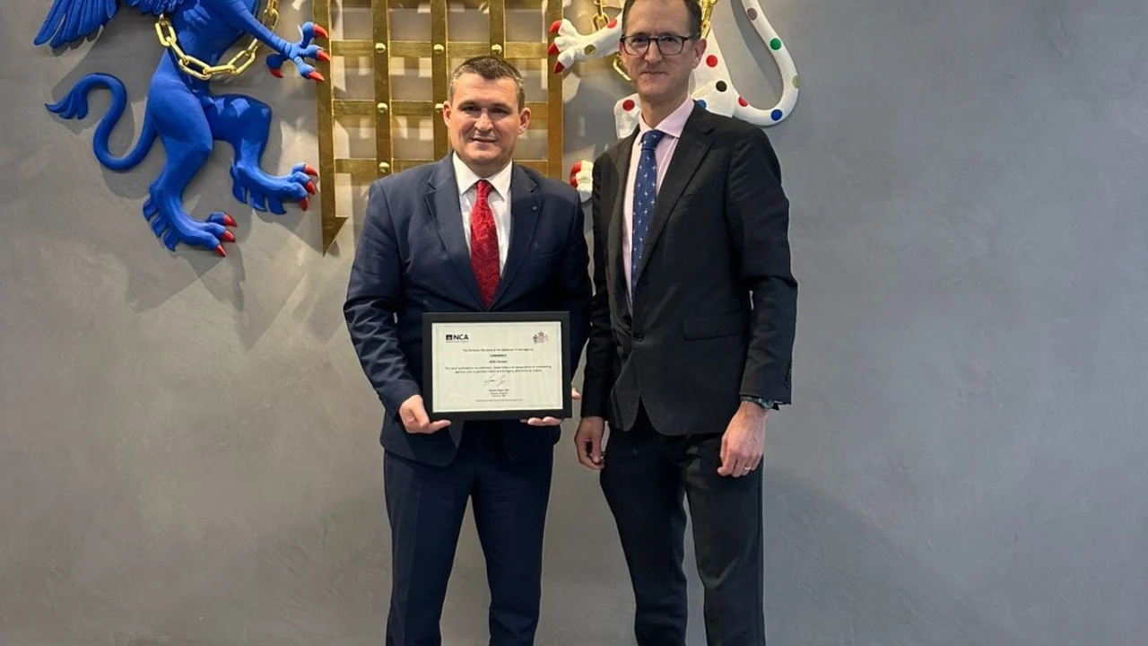 “Drejtimi i SPAK me guxim”, “FBI” britanike i jep çmim mirënjohjeje Altin Dumanit 1 drejtimi i spak me guxim fbi britanike i jep cmim mirenjohjeje altin dumanit 69384873314e8