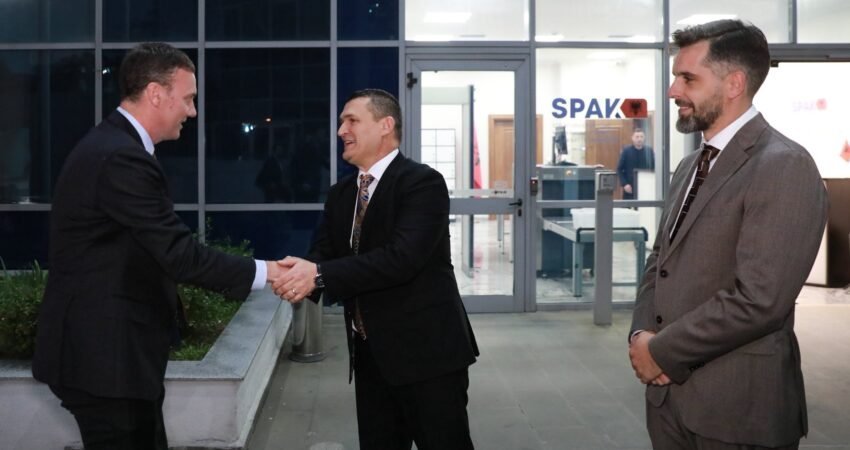 Dumani mbyll mandatin  ambasada e SHBA  Vendosi standard në luftën kundër krimit