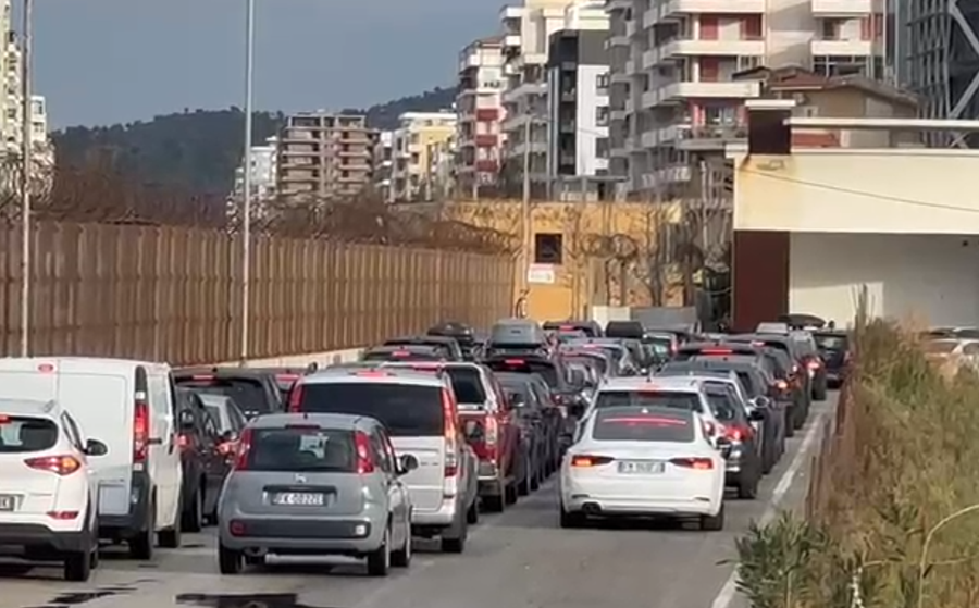 emigrantet kthehen per festa fluks ne vlore 694bbaa2df5b3