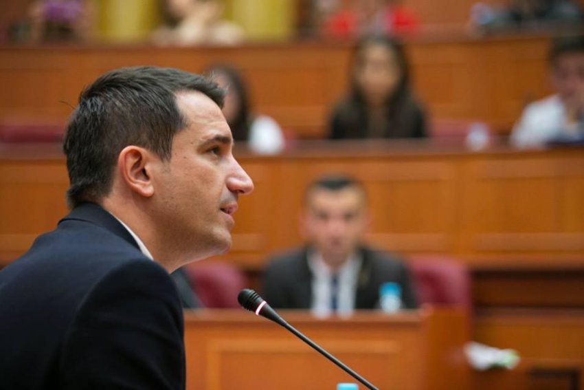 Erion Veliaj uron Krishtlindjen nga qelia: Drita gjithmonë fiton mbi errësirën dhe shpresa lind edhe në momentet më të vështira 3 erion veliaj uron krishtlindjen nga qelia drita gjithmone fiton mbi erresiren dhe shpresa lind edhe ne momentet me te veshtira 694d21f55c0f4