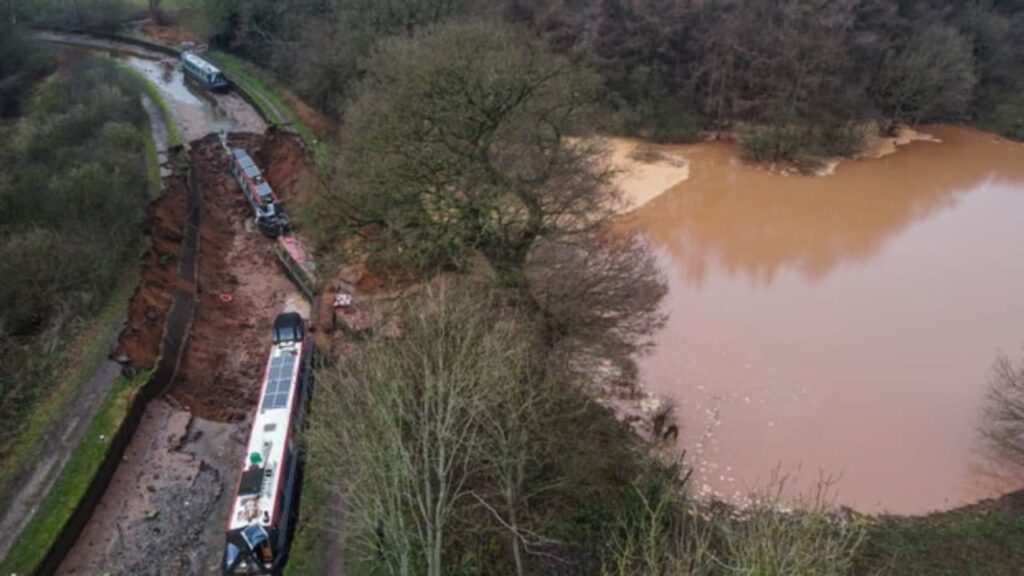 foto gropa perpin tre anije ne angli shpetojne mrekullisht dhjetera persona 6949850551180