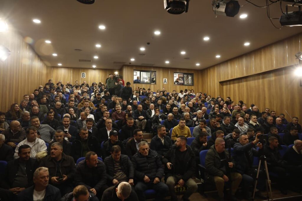 fotolajm demokratet e durresit nuk i binden berishes mbushin sallen plot per salianjin dhe alimehmetin 6930928569706