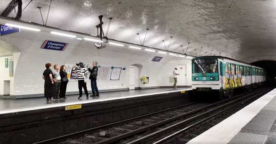 goditi me thike 3 gra ne metrone e parisit arrestohet sulmuesi 694fb042d3f56