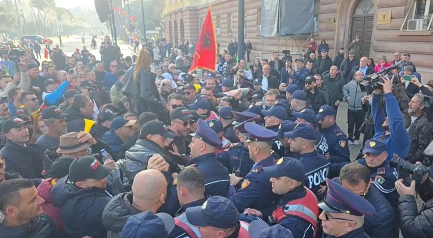 Incidente te protesta e ‘Shqipëria Bëhet’ para Kryesisë së Kuvendit, protestuesit përplasen me policinë, i shtyjnë me forcë 3 incidente te protesta e shqiperia behet para kryesise se kuvendit protestuesit perplasen me policine i shtyjne me force 69468a76280f0