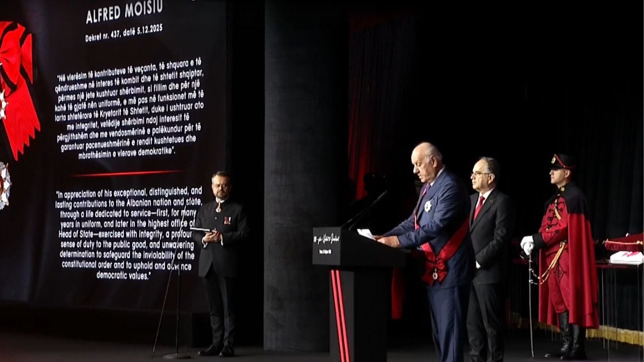 Ish-presidenti Moisiu nderohet me “Yllin e Madh” të Urdhrit Suprem të Shqiponjës/ Begaj nderon figura të shquara, mes tyre dhe Igli Taren 1 ish presidenti moisiu nderohet me yllin e madh te urdhrit suprem te shqiponjes begaj nderon figura te shquara mes tyre dhe igli taren 6939e9238e276