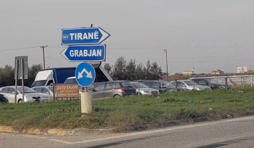 Kamioni përplas veturën në aksin Lushnje-Rrogozhinë 2 kamioni perplas veturen ne aksin lushnje rrogozhine 69441fc44532c